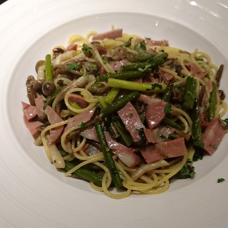 ボローニャソーセージきのこ、ニンニクの芽のカチョエペペ(トラットリア クイント)