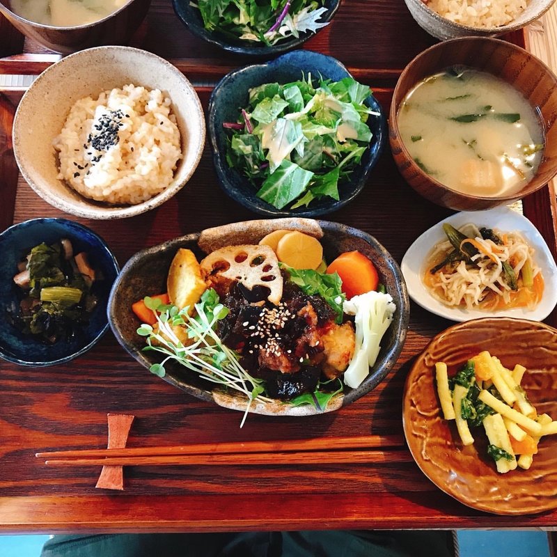 オリーブ油で揚げた　梅しそジュレのやわらか鶏もも塩麹唐揚げ(public kitchen cafe 宝塚)