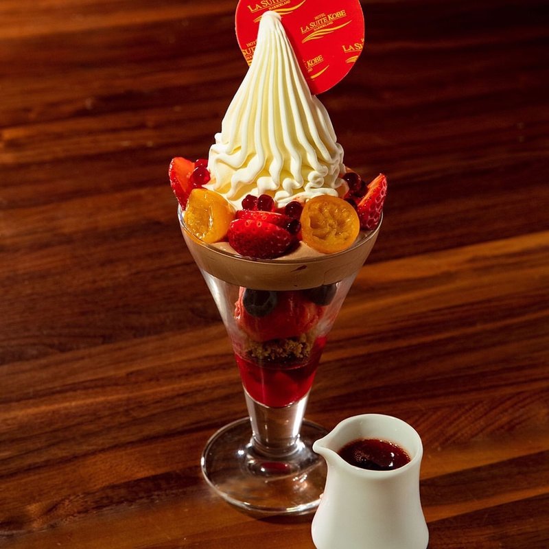 イチゴとチョコレートのパフェ〜紅茶のアクセントを添えて〜(ル・パン神戸北野 伊丹空港店)