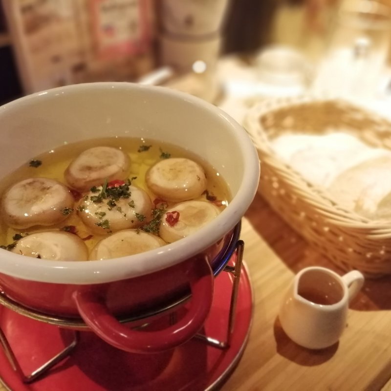 マッシュルームのアヒージョ(燻製MOKU)