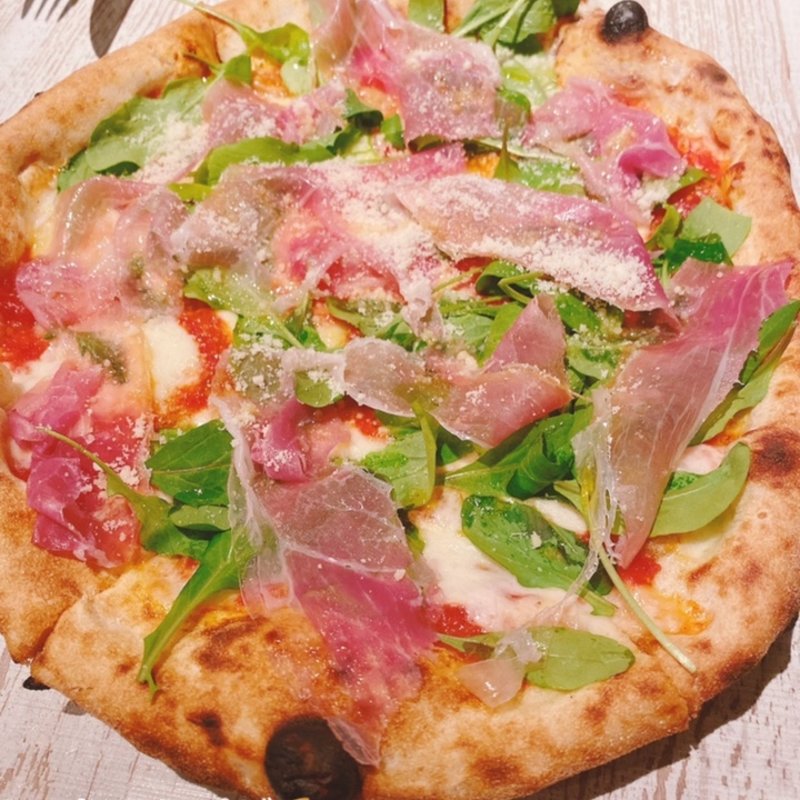 パルマ産生ハムとルッコラのピザ(イルソーレ 天三)