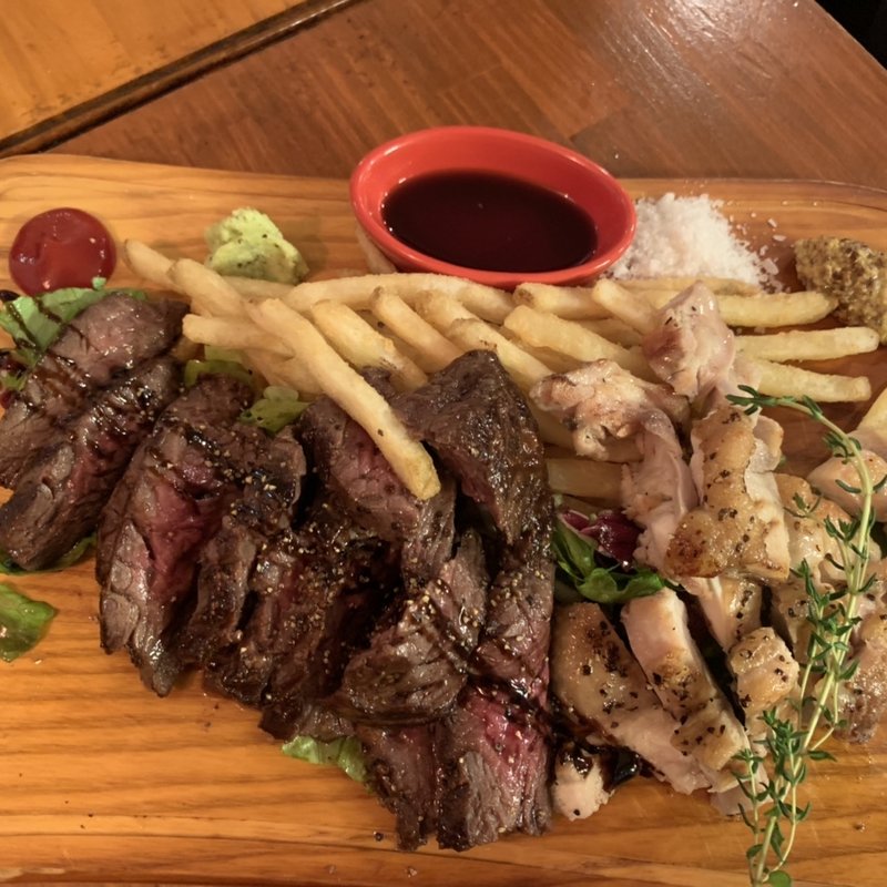 牛ハラミステーキとチキンソテー盛り合わせ(路地裏バルO’s 小川町店)