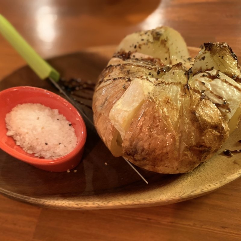 新玉葱のオーブン焼き(路地裏バルO’s 小川町店)