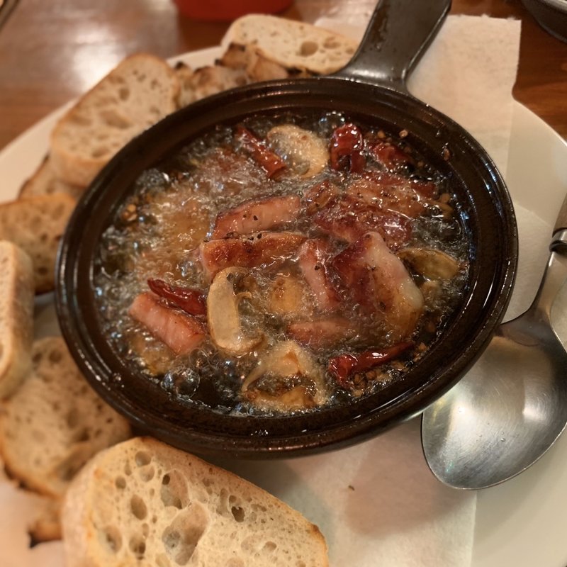 マッシュルームとベーコンのアヒージョ(路地裏バルO’s 小川町店)