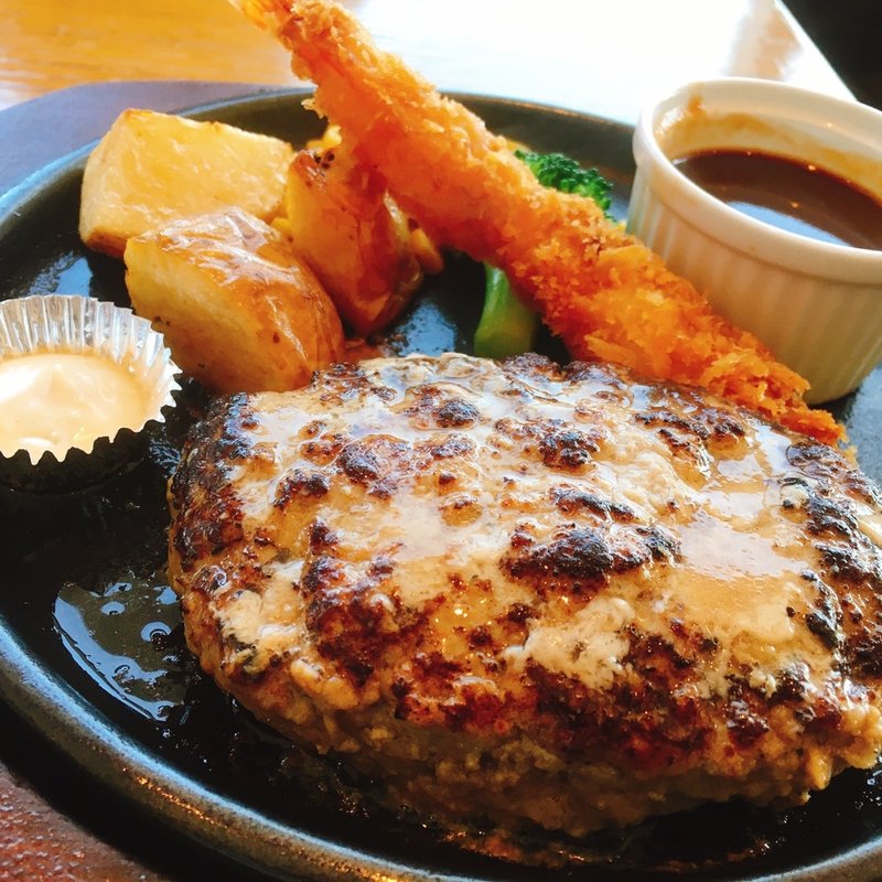プリプリ海老とハンバーグのコンビネーションプレート(エアポートグリル＆バール)