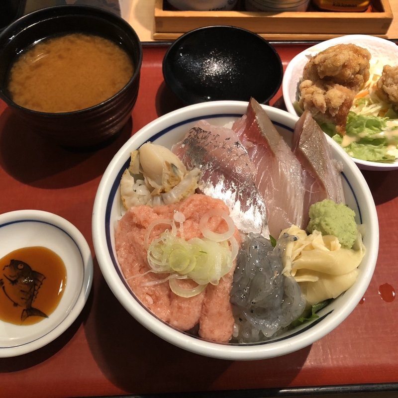 本日の日替わり丼と鶏唐揚げ （天然ハマチ•あじ•帆立•生シラス•ネギトロ）(築地食堂源ちゃん 人形町店)
