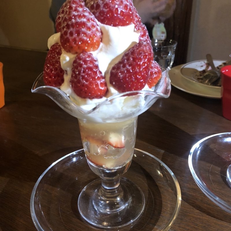 いちごパフェ(カナカナ)