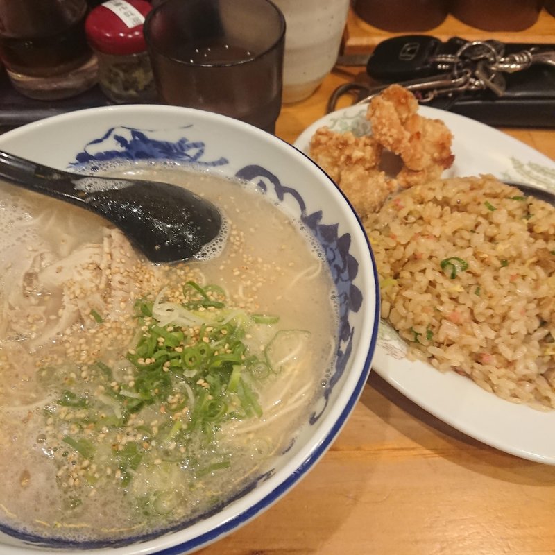 ラーメン 半チャーハン、唐揚げ(元祖糸島ラーメン 銅鑼（どら）今宿店)