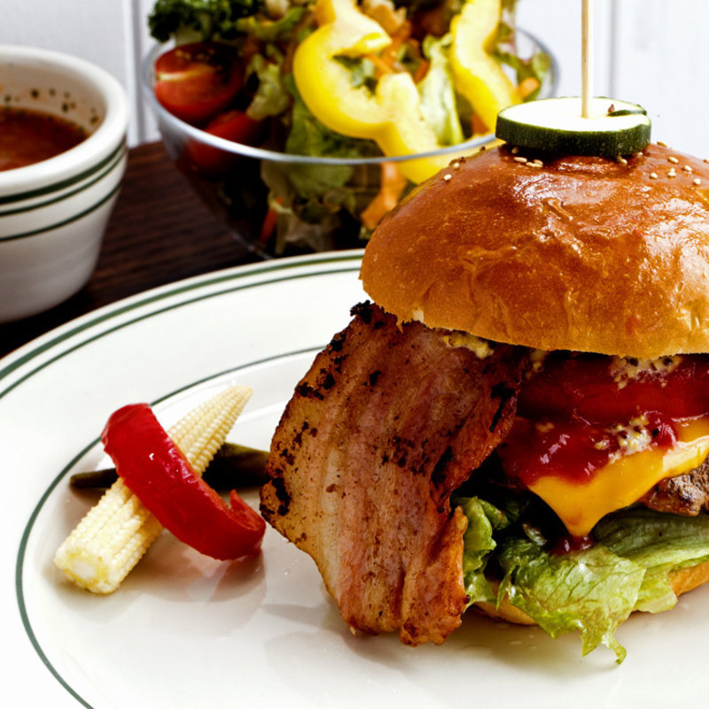 熟成肉パディと自家製ベーコンのハンバーガー(3ND café+bar)