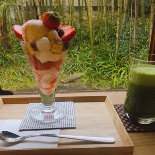 イチゴパフェ(みやけ 旧鴻池邸表屋)