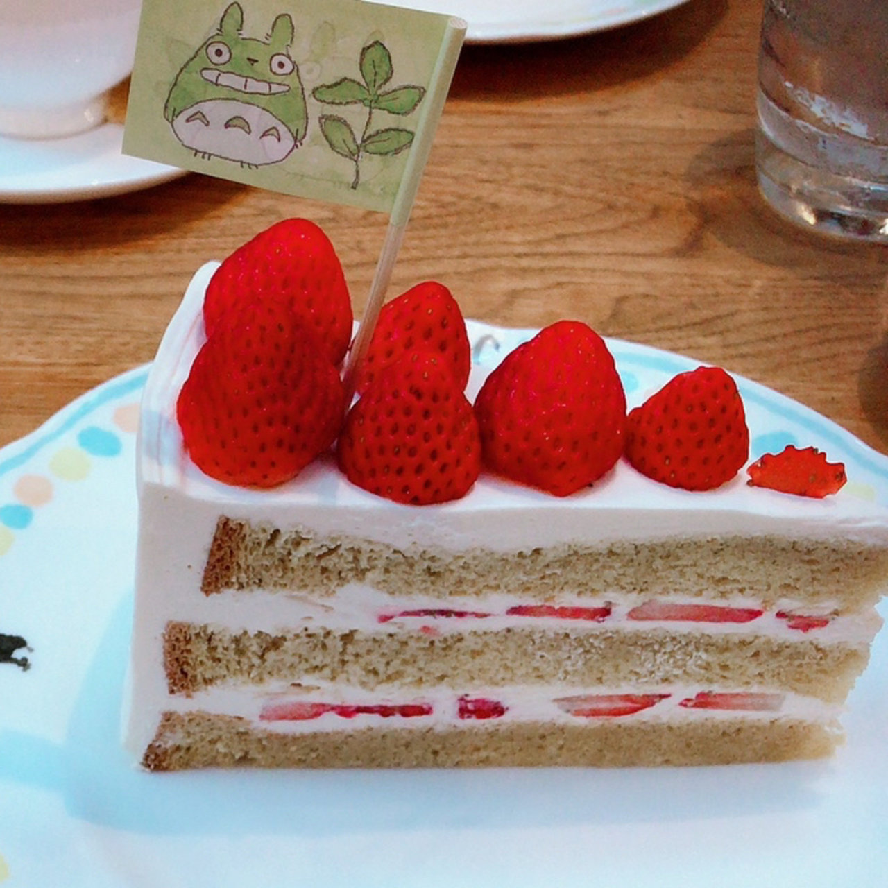 ふぞろいイチゴのショートケーキ(カフェ麦わらぼうし （カフェムギワラ
