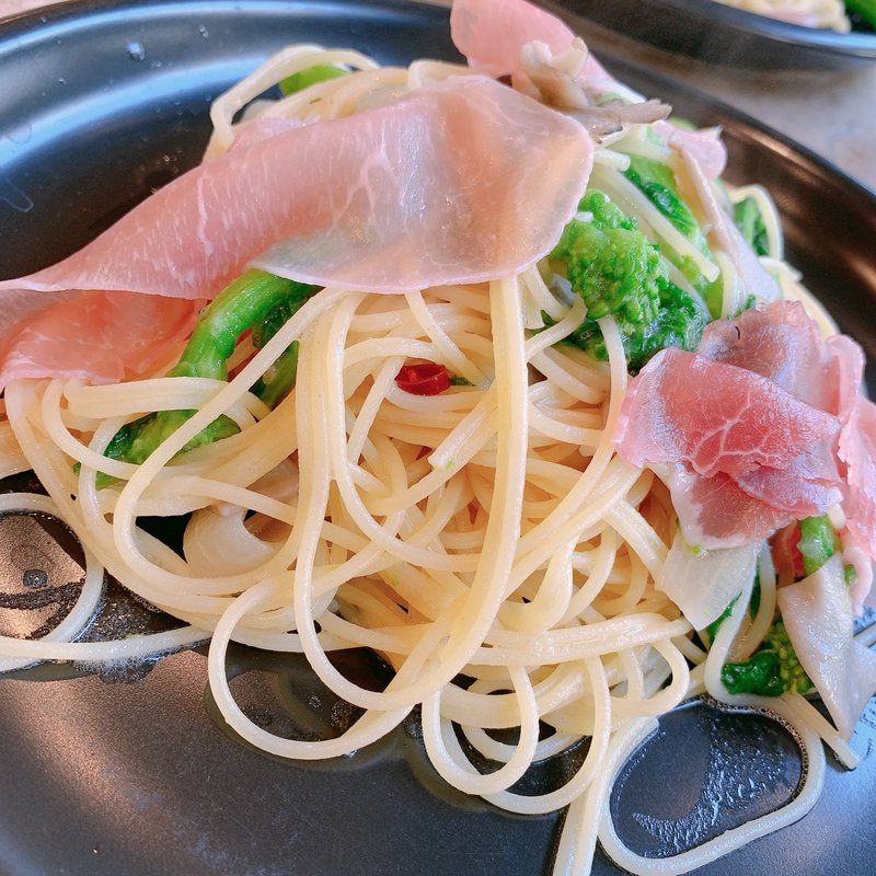 生ハムと菜の花のペペロンチーノ(カフェ アクイーユ 恵比寿)