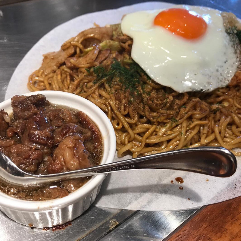 無添加ソース焼きそば目玉焼き付き＋牛すじ(無添加焼きそば BARチェローナ)