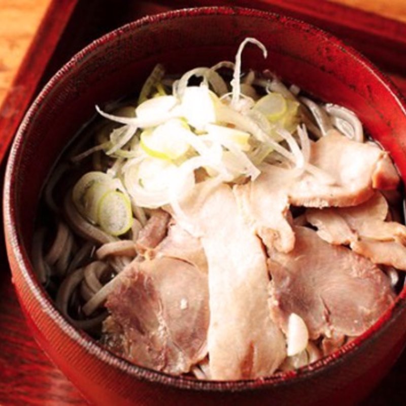 かほく冷たい肉そば
山形盛り 150g(四季旬菜居酒屋 華音)