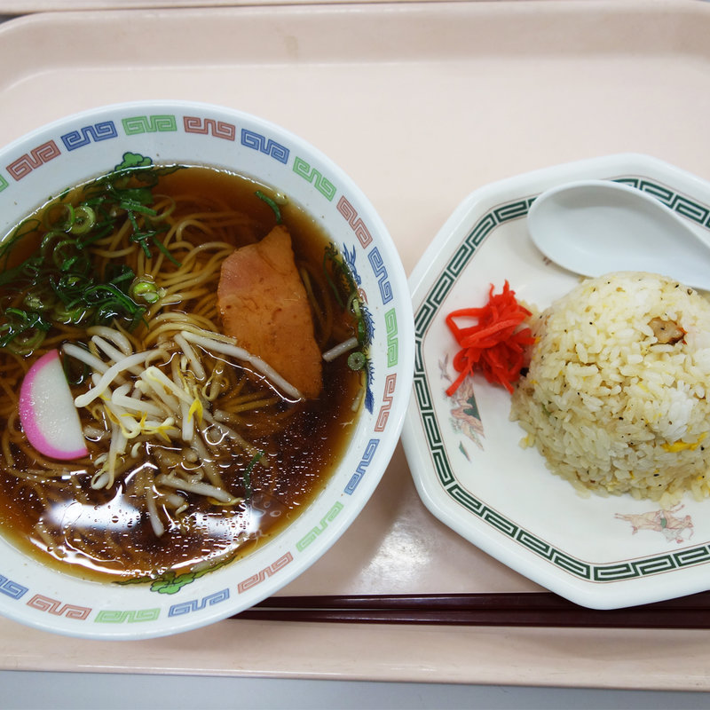 半チャーハン付きのラーメンセット(福岡県庁食堂)