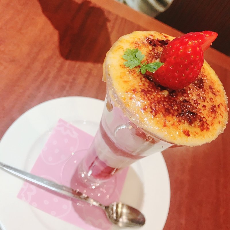 いちごのブリュレパフェ(ロイヤルホスト新宿店)