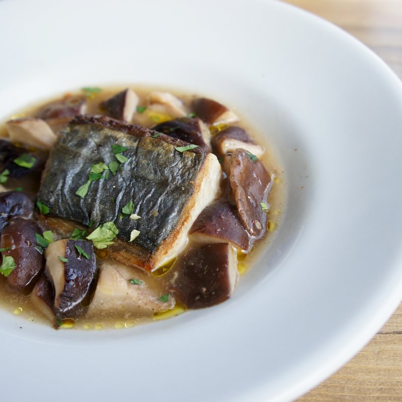 銚子鰆と原木椎茸のポワレ(SARU - Apero Bistro - 自由が丘)