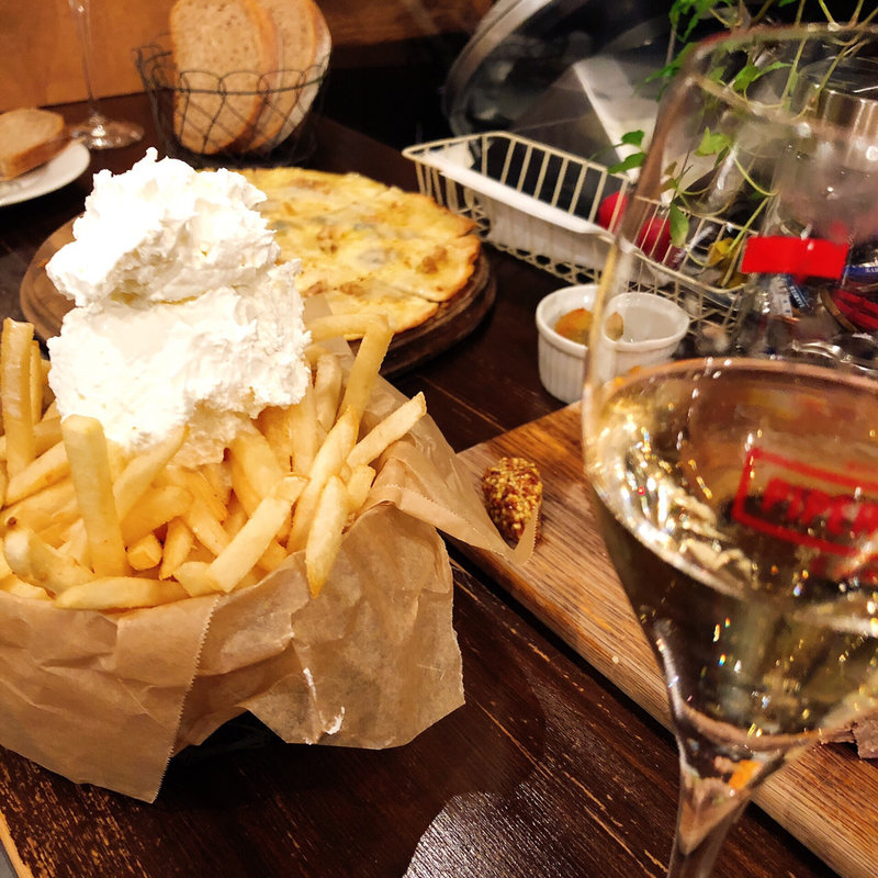 フレンチフライ サワーホイップのせ(シャンパンバル「ヌメロサンク」)
