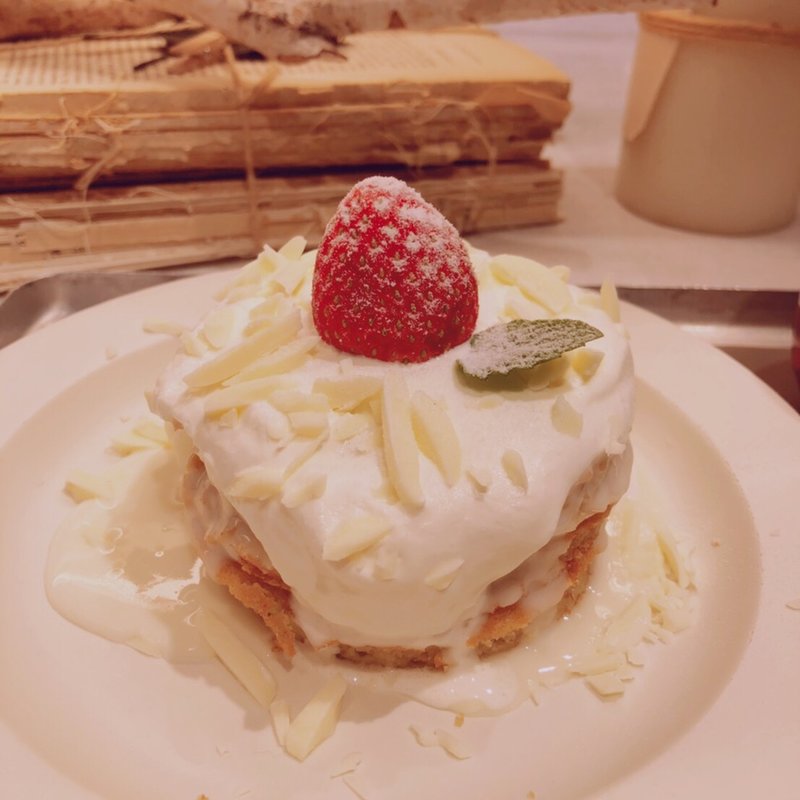 ホワイトショコラパンケーキ(SØHOLM CAFE 湘南)