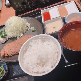 牛かつ麦飯定食(とろろ付き)(牛かつ いろは)