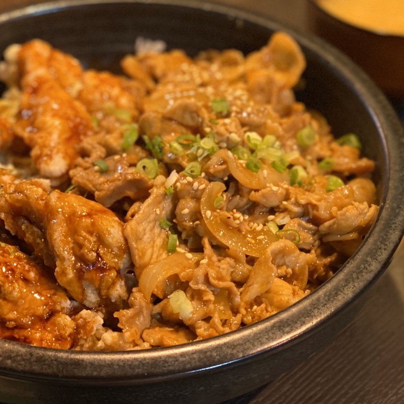 豚の生姜焼き＆鶏から丼（キムチのせ） 特盛サイズ(安い‼︎旨い‼︎デカ盛りの店 でんでん 長野店)