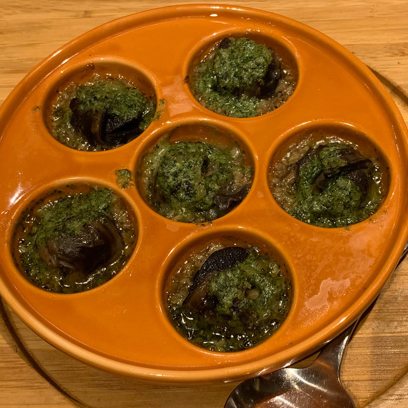 エスカルゴのブルギニヨン(ワインのアテとスペアリブ　Rib’s)