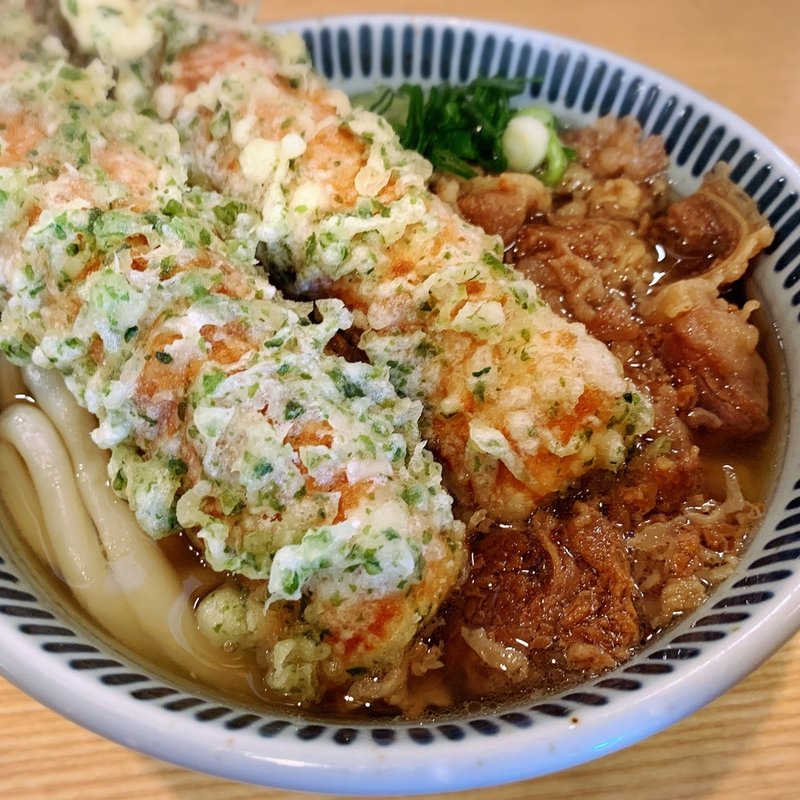 肉うどんに竹輪天トッピング(吉屋うどん)