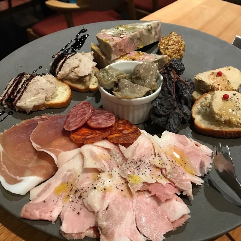 シャルキュトリー盛り合わせ(bistro & grill me at park)