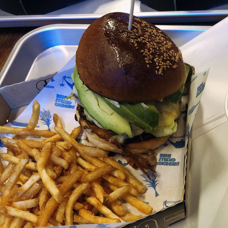 アボカドモッツァレラバーガー(BAKE STUDIO OKAZAKI 岡崎製パン所 （BAKE STUDIO OKAZAKI 岡崎製パン所）)