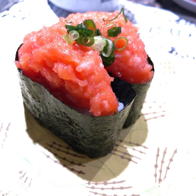 サーモンのなかおち　軍艦(回転寿司根室花まる)