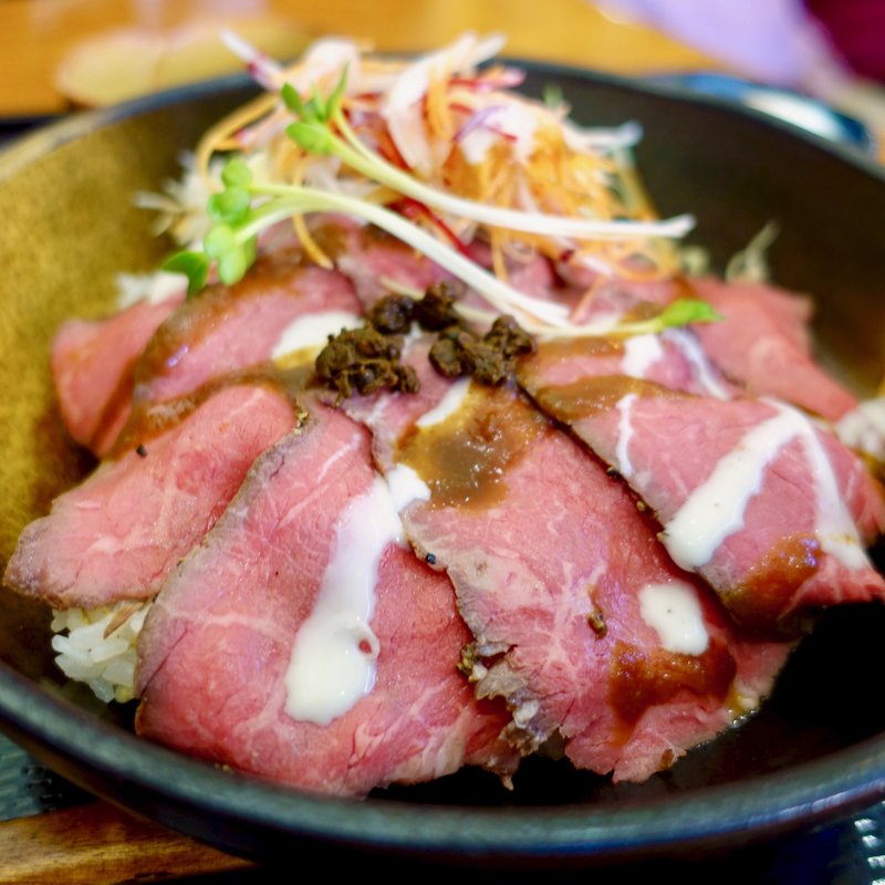 但馬牛のローストビーフ丼(まほろばキッチン 茶すり庵（道の駅 但馬のまほろば）)