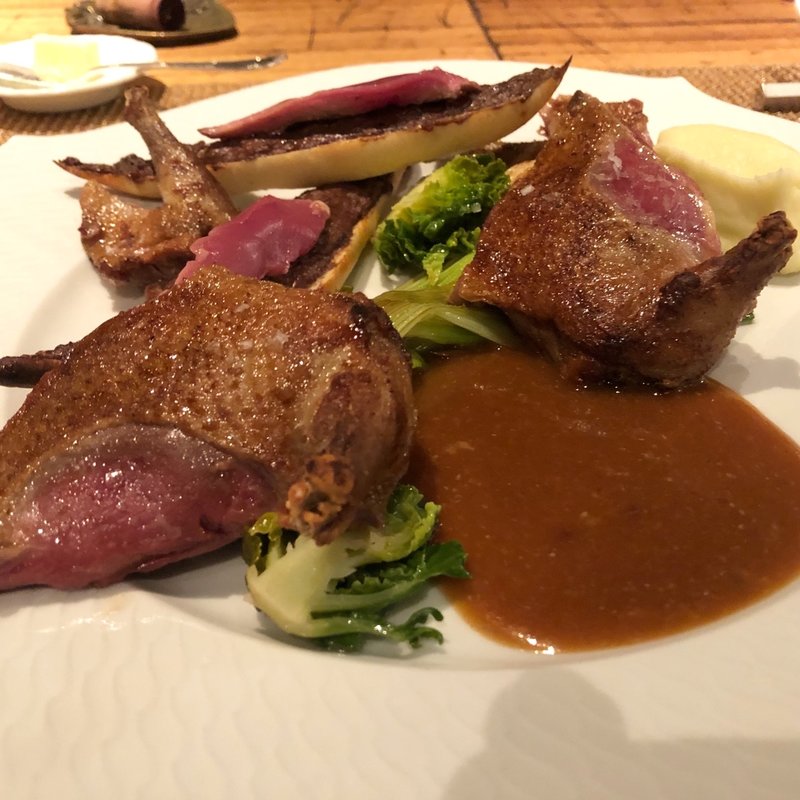 ランド産仔鳩のオーブン焼きと内臓のカナッペ(au deco )