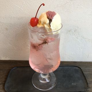 桜のクリームソーダ(リトル ビレッジ カフェ  Little Village Cafe)