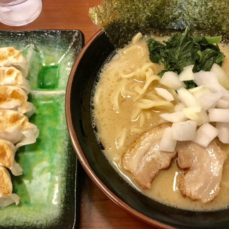 豚骨醤油ラーメン(横浜家系ラーメン宮本商店 川口新井宿店)