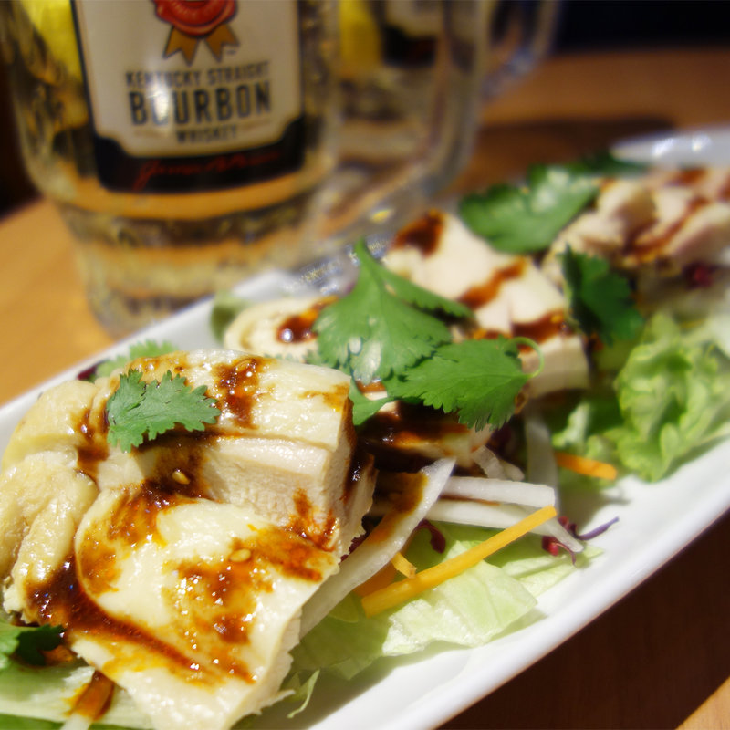 よだれ鶏サラダ パクチー添え(酒肴麺飯 アテニヨル 天神店)