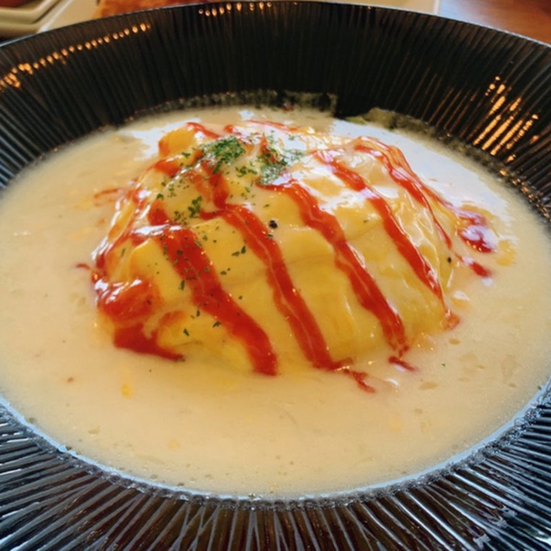 ホワイトソースに浮かぶオムライス(5577 COCOCINA(ココチーナ))