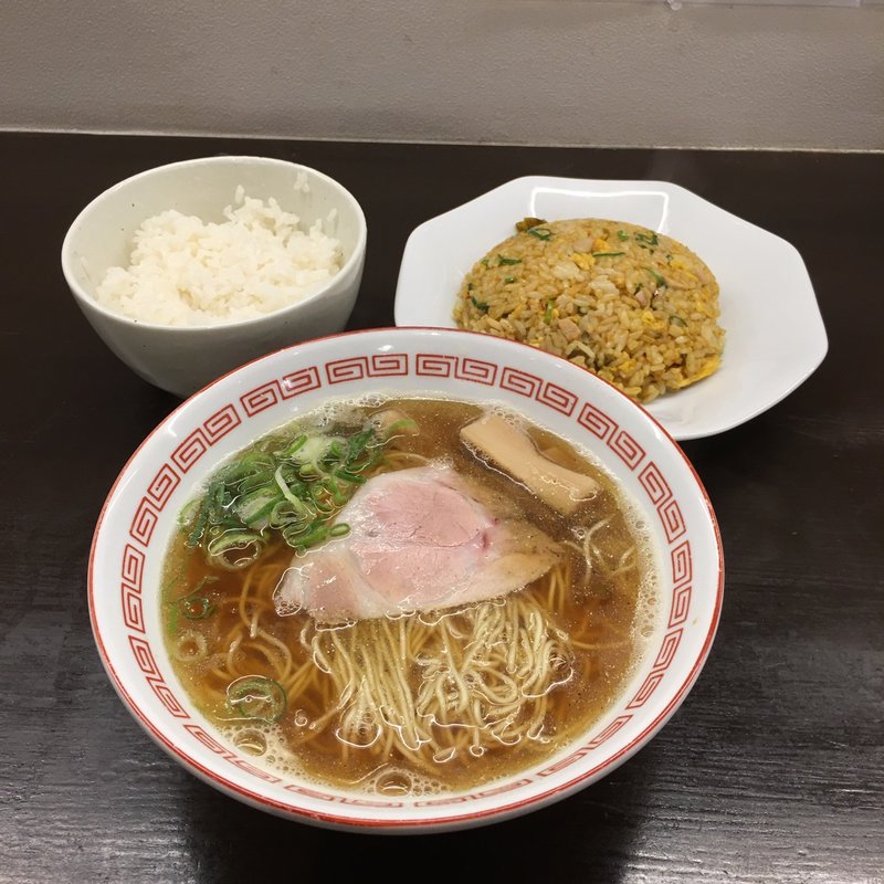 にぼししょうゆ半チャーハンセット(博多とんこつ 豚の足跡)