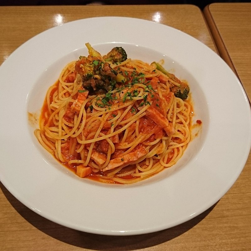 ベーコンとブロッコリーのトマトソース(ラパウザ高田馬場)