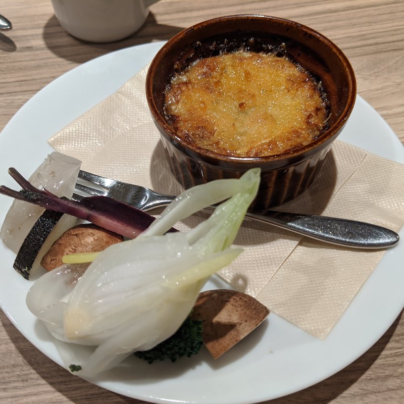 ズワイガニのグラチネと彩り野菜　バーニャカウダ風(ルディック)