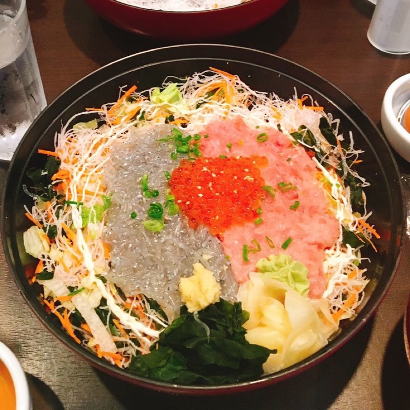 生しらす3色丼(しらす問屋とびっちょ 江の島弁財天仲見世通り店)