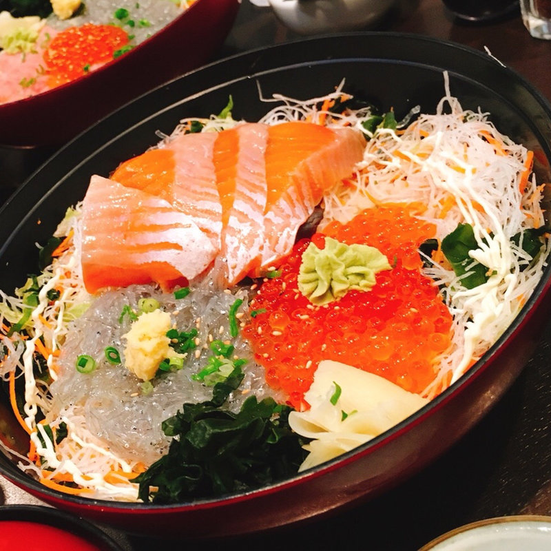 生しらす鮭いくら親子丼(しらす問屋とびっちょ 江の島弁財天仲見世通り店)