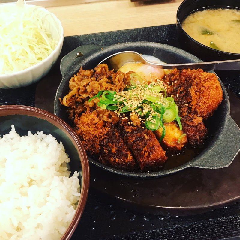 牛味噌煮込み厚切りロースかつ鍋定食(松乃家 千歳船橋店 )