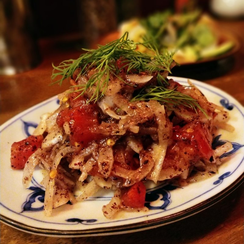 トマトと新玉葱のサラダ(かかん 鎌倉本店)