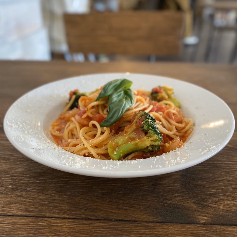 エビとブロッコリーのトマトパスタ(towa cafe)