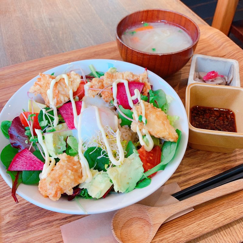 アボカド唐揚げサラダ丼(自然食カフェGRAN 福岡大名店)