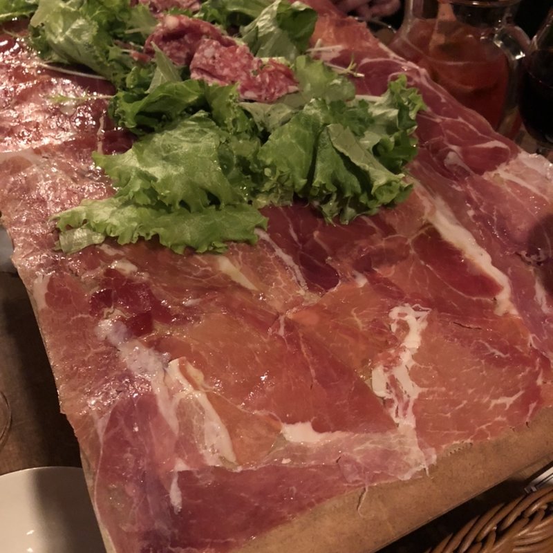 生ハムとサラミのてんこ盛り(ワインの酒場。ディプント 渋谷駅前店)