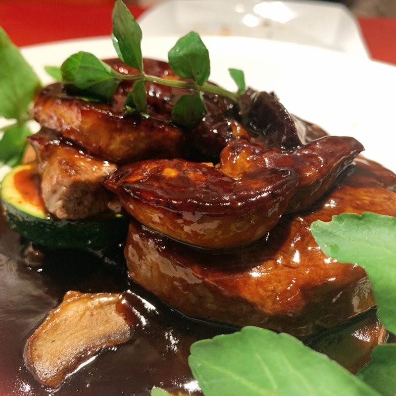 フォアグラと牛フィレ肉の ロッシーニ風仕立て(ソウルドレッシング （SOUL DRESSING）)