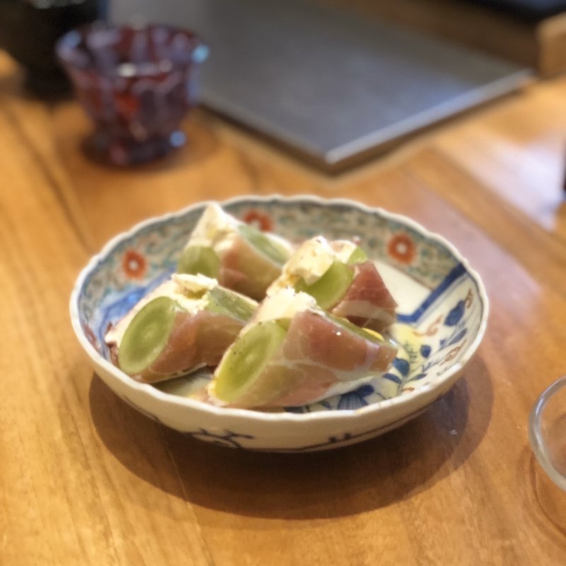 シャインマスカットとクリームチーズの生ハム巻き(めしや コヤマパーキング)