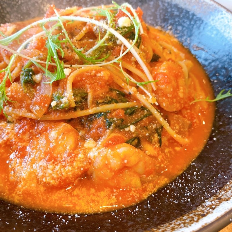 エビとキノコのトマトクリームパスタ(プチ・ラパン)