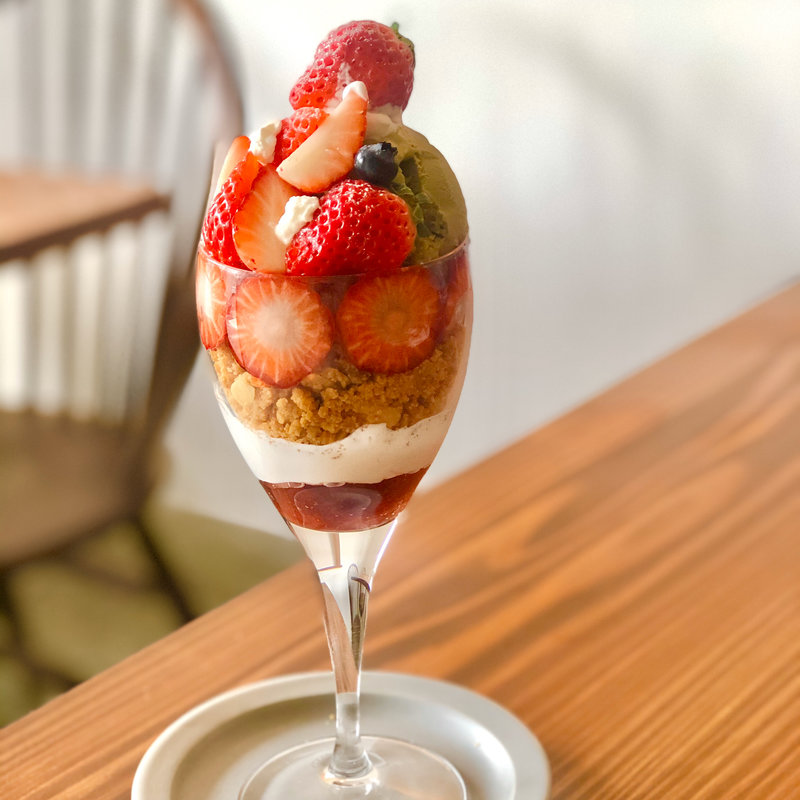 高知県産いちご×ピスタチオ×生チョコレートのフルーツパフェ(リグナム)